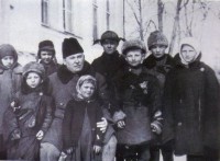 Николай Богданов-Бельский с сельскими детьми